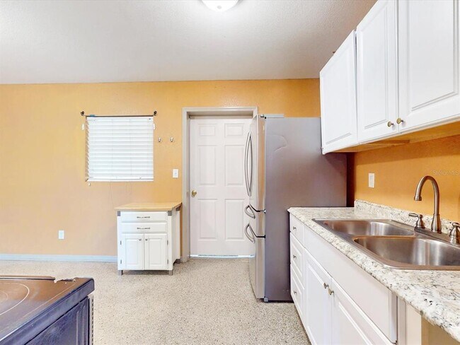 Building Photo - 2502 N Beaumont Ave