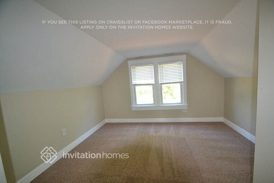 Building Photo - 4046 N McVicker Ave