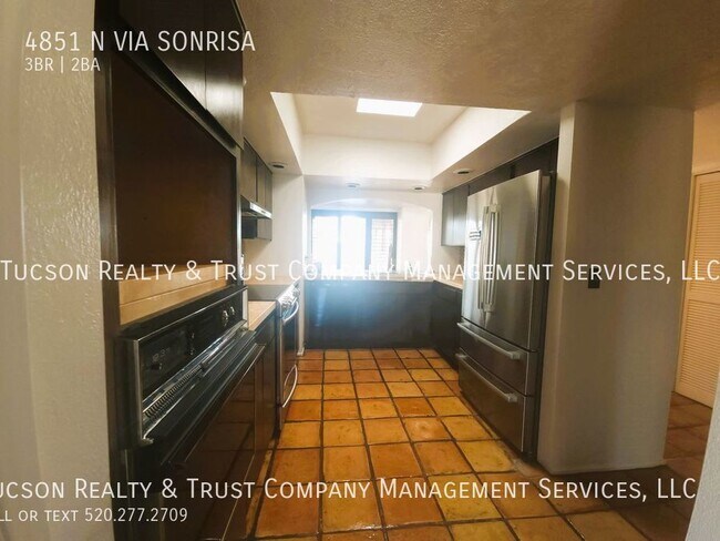 Building Photo - 4851 Vía Sonrisa