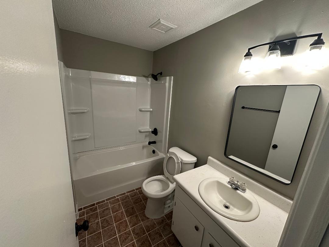 Full Bathroom - 1044 Pembroke Oak Grove Rd