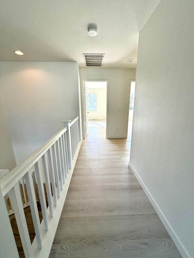 Building Photo - Spacious Home for Rent with Fresh Upgrades...