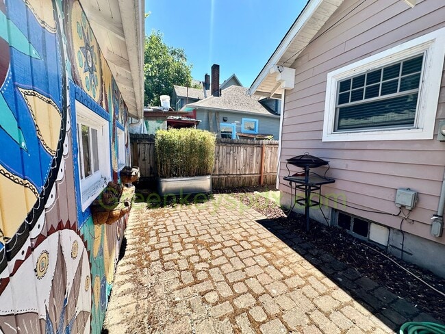 Building Photo - Huge 3 Bedroom 2 Bathroom House in Heart o...