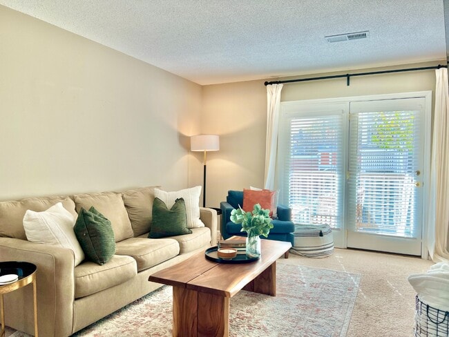 Building Photo - Condo with Convenient Location!