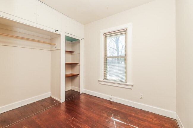 Building Photo - 920 E Stewart St