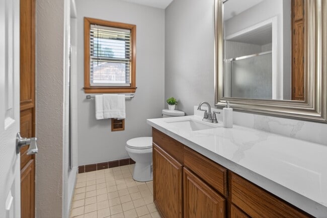 Building Photo - 2027 Ottawa Ln