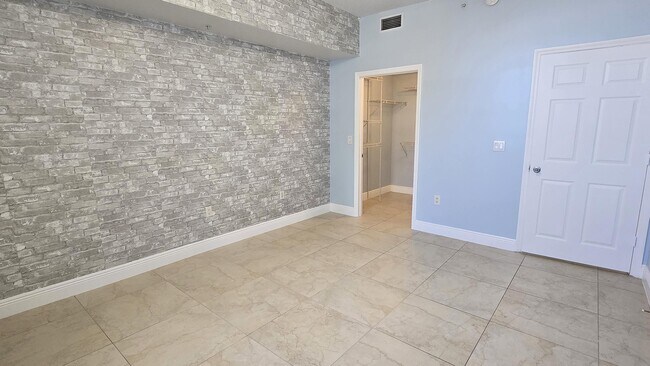 Building Photo - 255 Evernia St