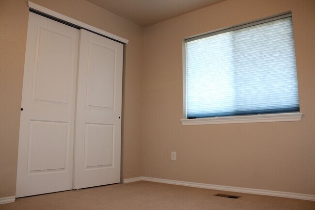 Building Photo - Stunning 3 Bedroom Home in North Fort Coll...