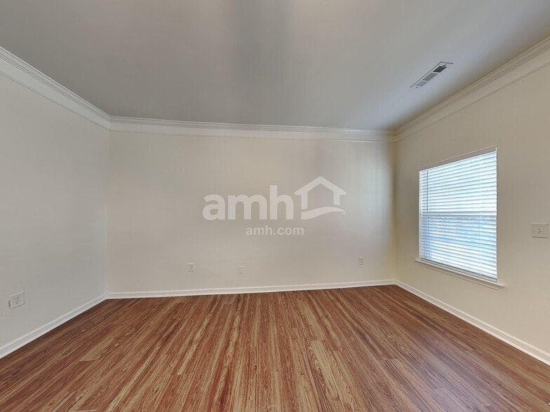 Building Photo - 19005 Kanawha Dr