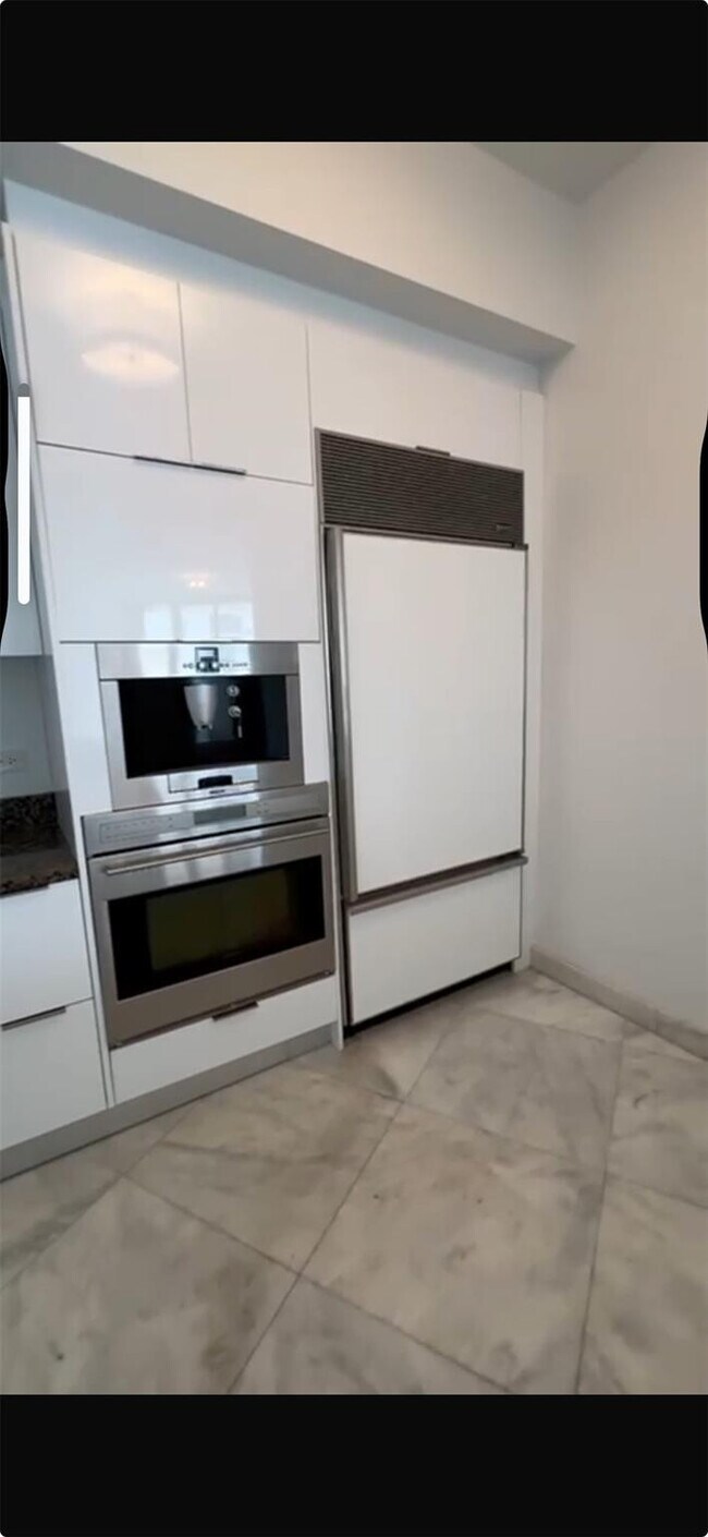 Building Photo - 16001 Collins Ave