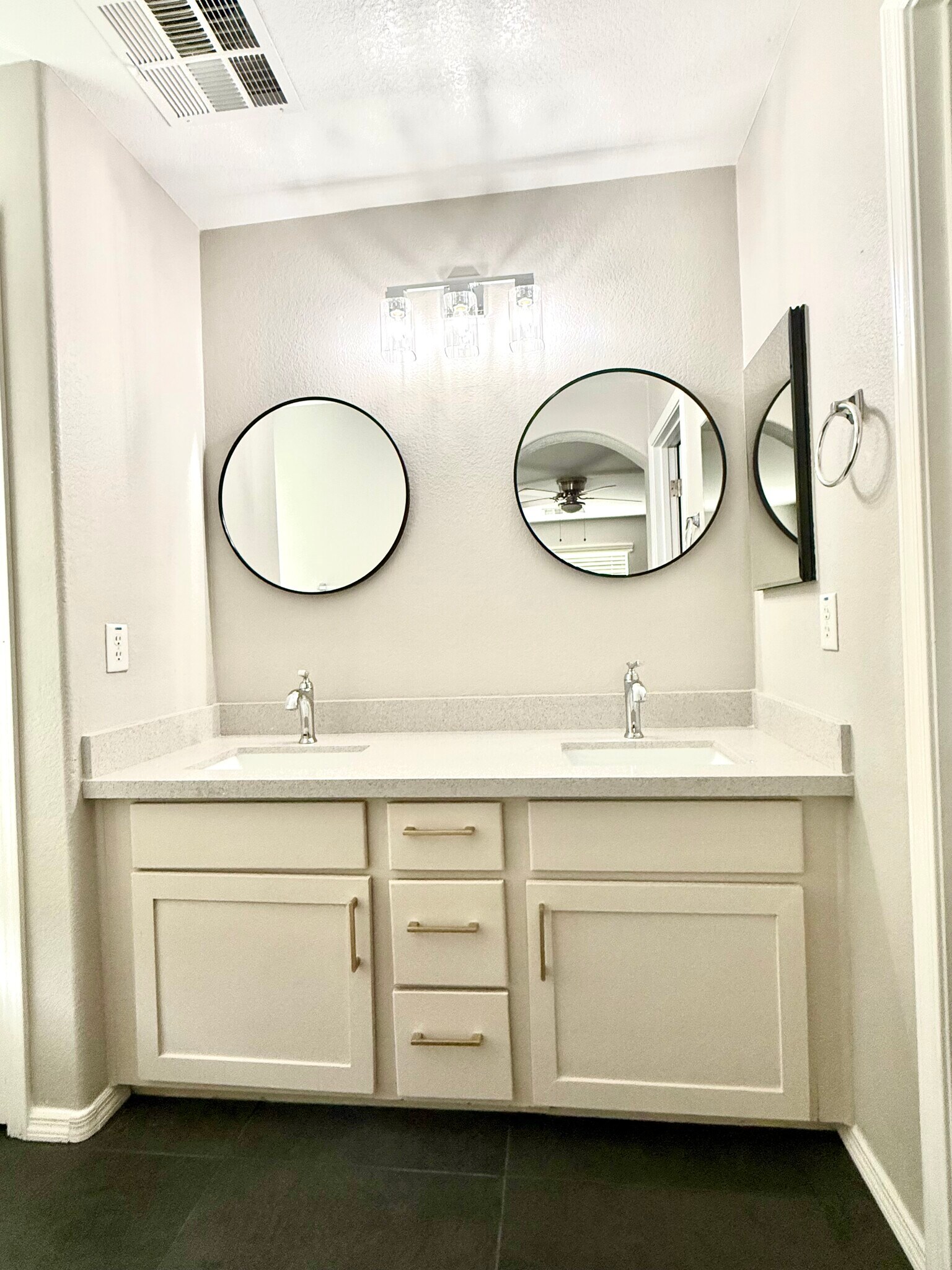 PRIMARY BATHROOM - 3708 E Kerry Ln