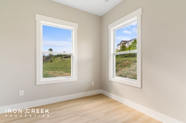 Building Photo - Modern 3-Bed/2.5-Bath Home with Fenced Yar...
