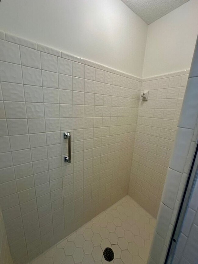 Building Photo - Renovated 5BR Home Minutes from Downtown Columbia | Two Full Kitchens + Fenced Yard ~ Available M...