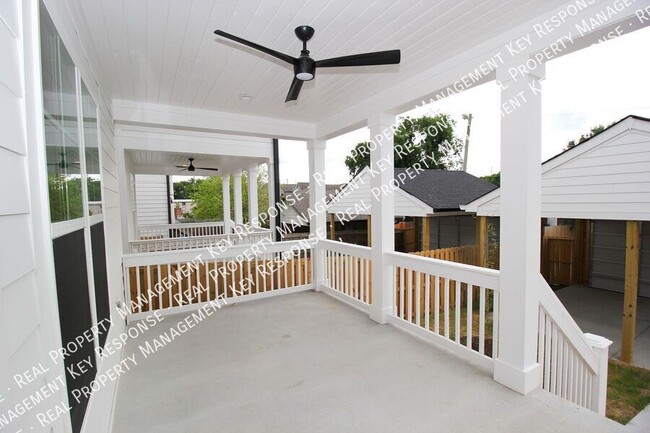 Building Photo - 6113B California Avenue-