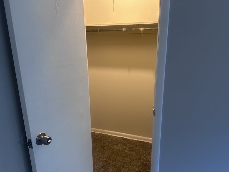 Building Photo - 340 Ripka St