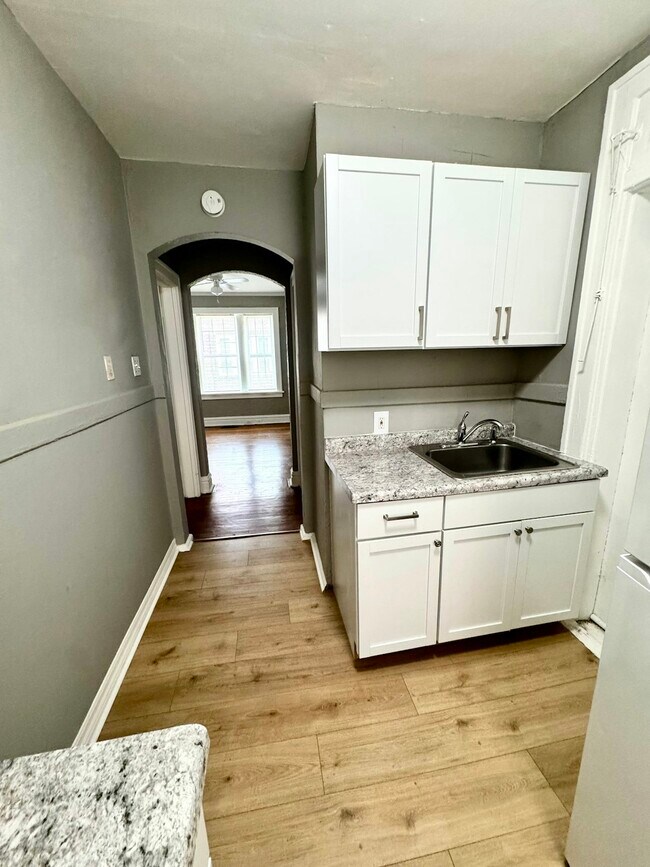 Building Photo - 4223 Ellenwood Ave
