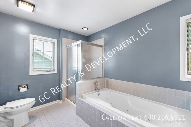 Building Photo - 590 Golfers Ln