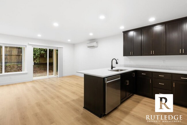 Building Photo - 565 G St