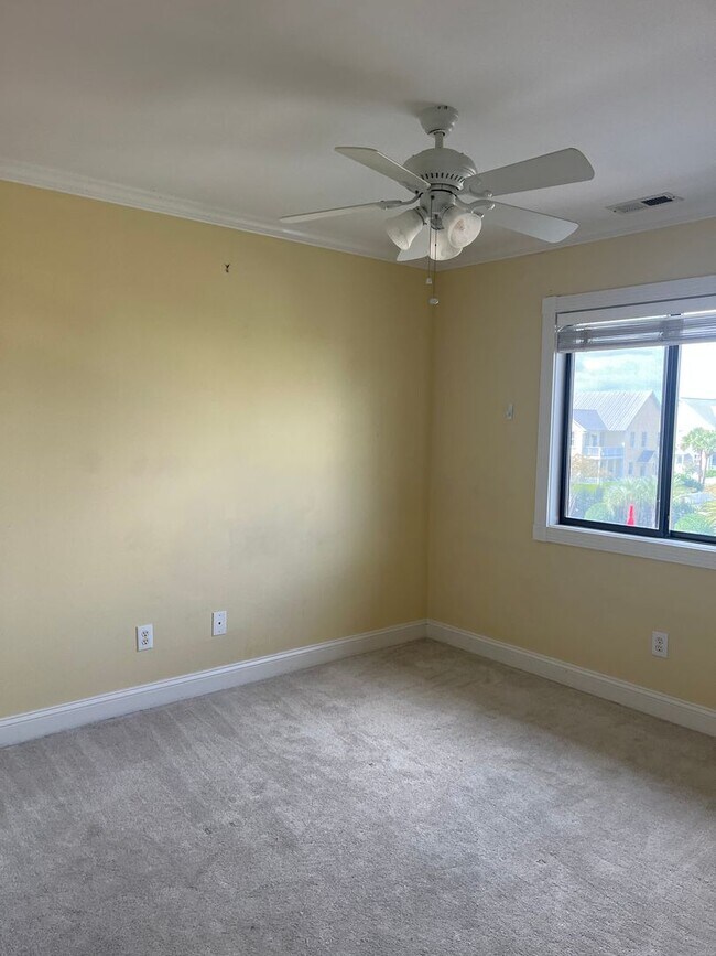 Building Photo - Townhome with Amazing View