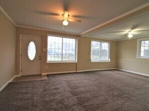Building Photo - 2/1, Fenced, Central Oak Ridge
