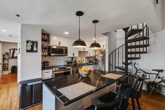 Building Photo - Beautiful Bi-level Condo For Rent In Fairmount With Parking!