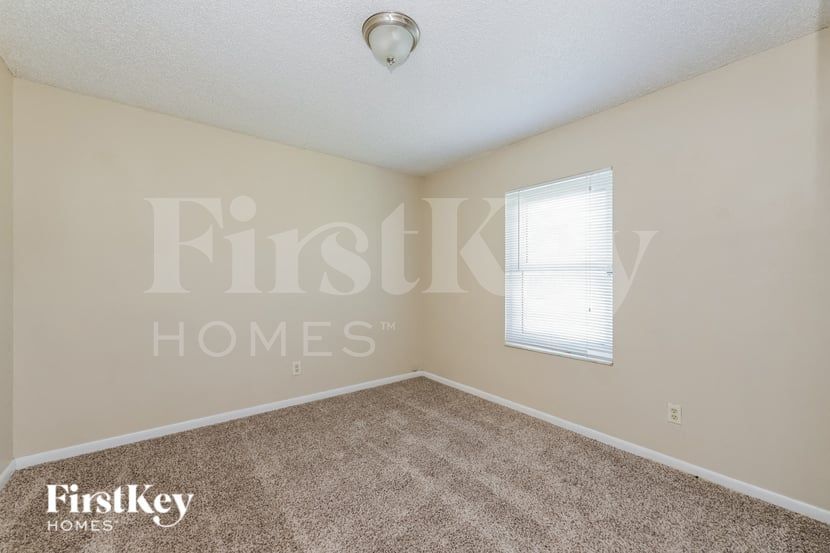 Building Photo - 4301 Tarpon Dr SE