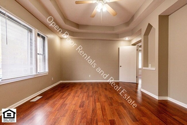 Building Photo - 733 3rd St