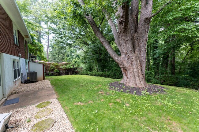 Building Photo - 421 Moseley Dr