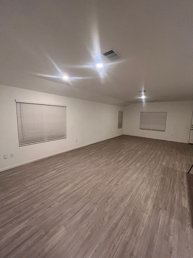 Building Photo - 3 bed 2 bath with a flex space, fenced in ...