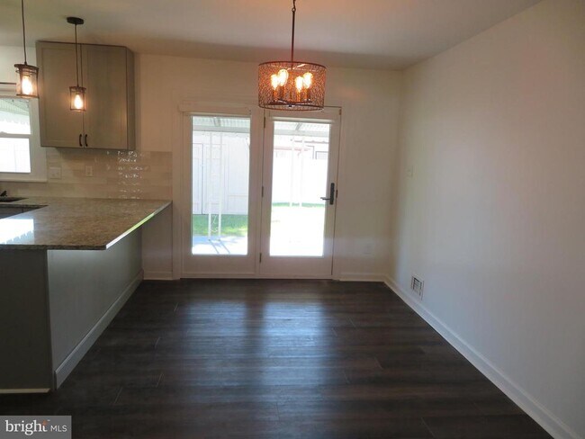 Building Photo - 7895 Pavilion Dr