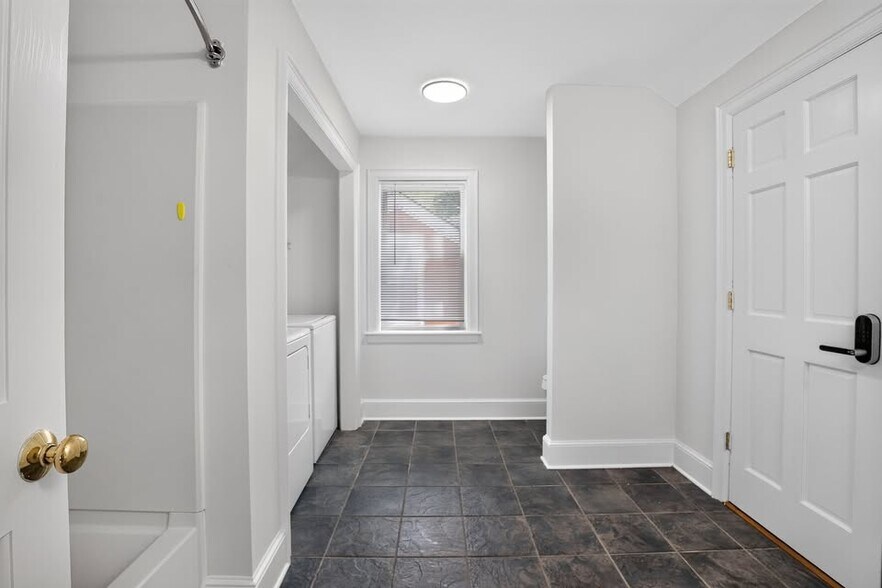 Building Photo - 443 Rollingwood Cir