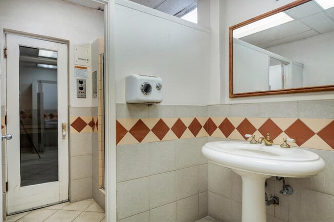 Building Photo - 2240 Kuhio Ave