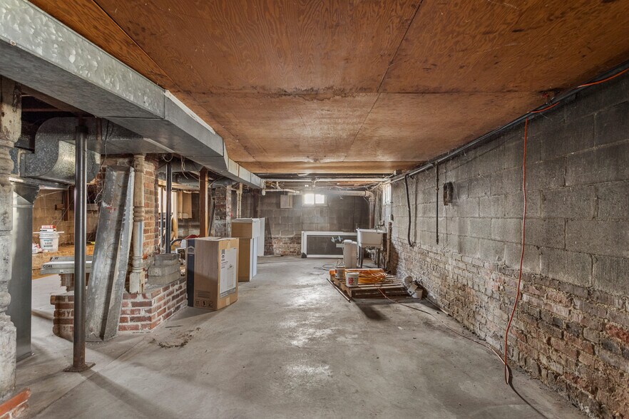 Building Photo - 402 E Elm St