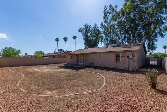 Building Photo - Spacious 4 Bed / 2 Bath Home in Phoenix – Move-In Ready!