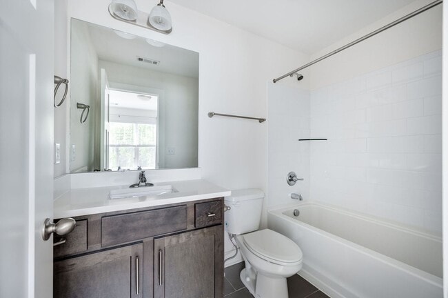 Building Photo - Beautiful 2BE/2.5BA townhouse located in the very desirable Nations!