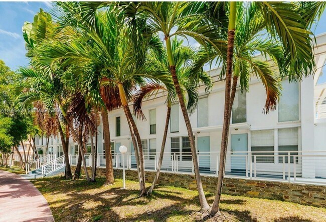 Building Photo - 6865 Bay Dr