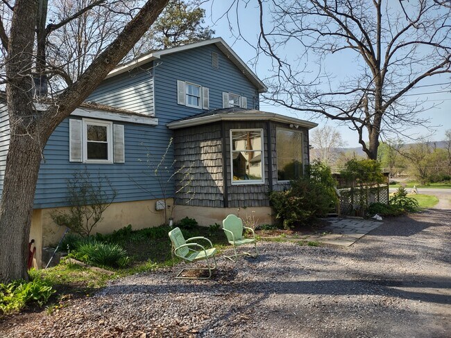 Building Photo - Nana's House