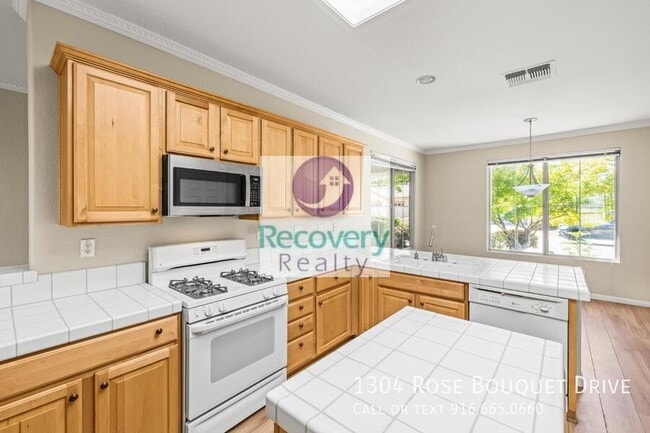 Building Photo - 1304 Rose Bouquet Dr