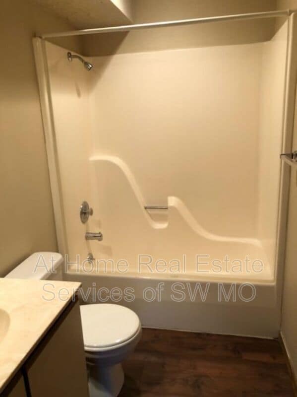 Building Photo - 2856 S Rogers Ave