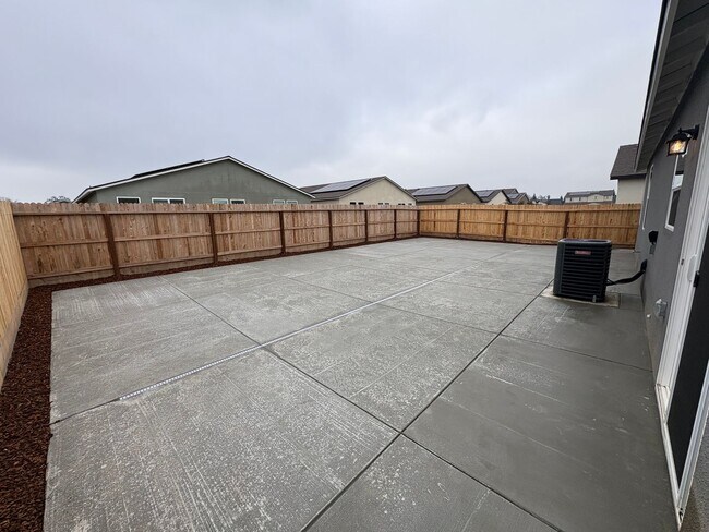 Building Photo - NW Visalia Home Rent Ready! Walking distance to Oak Grove