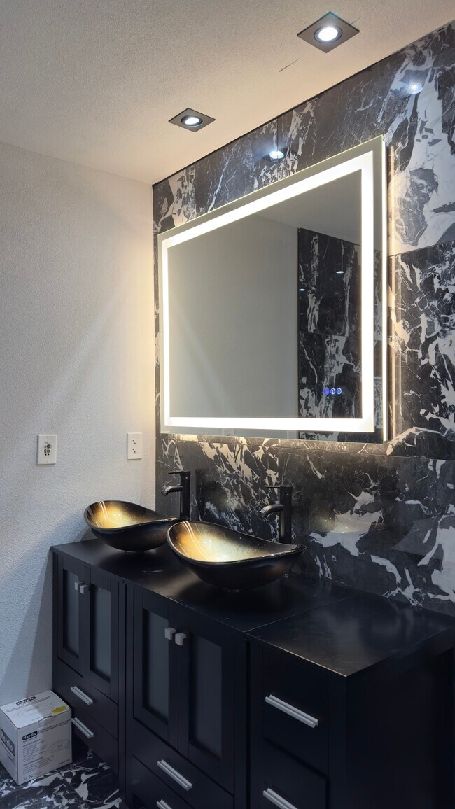 Building Photo - 6552 N Augusta St