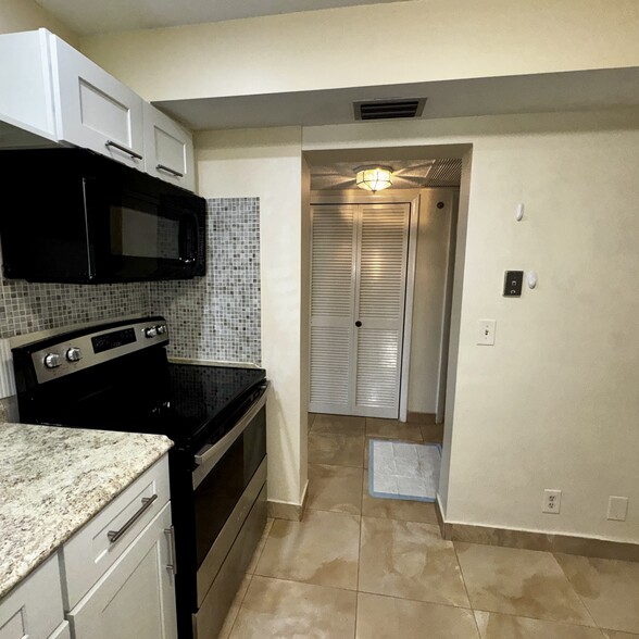 Building Photo - 215 SE 3rd Ave