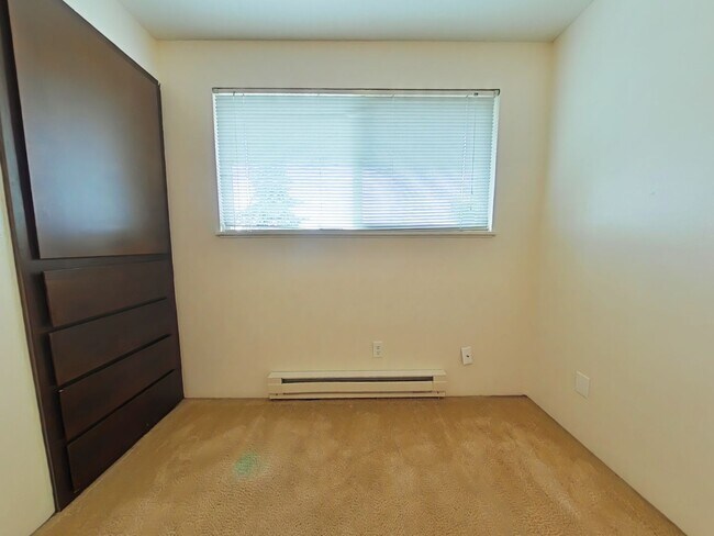 Building Photo - 2 Bedroom Apartment ~ Near 9th Street ~ Small Pet Friendly