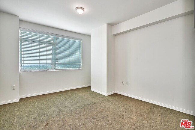 Building Photo - 3785 Wilshire Blvd