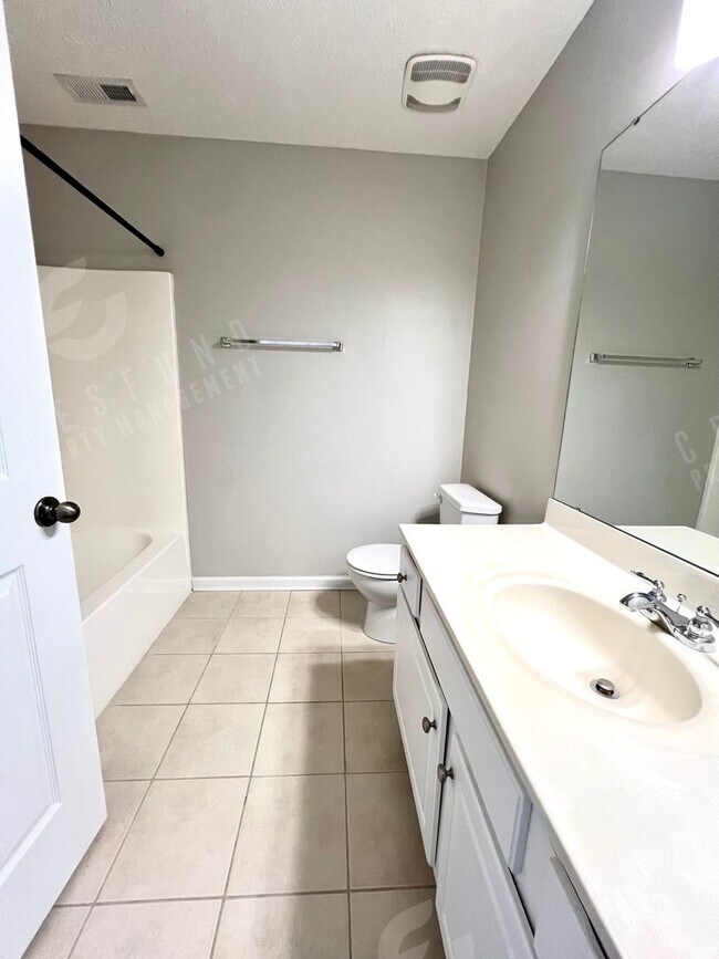 Building Photo - 2Bdrm 2Bath in Gated Community - Available Now!