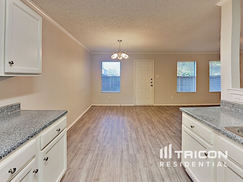 Building Photo - 647 Blue Chalk Dr