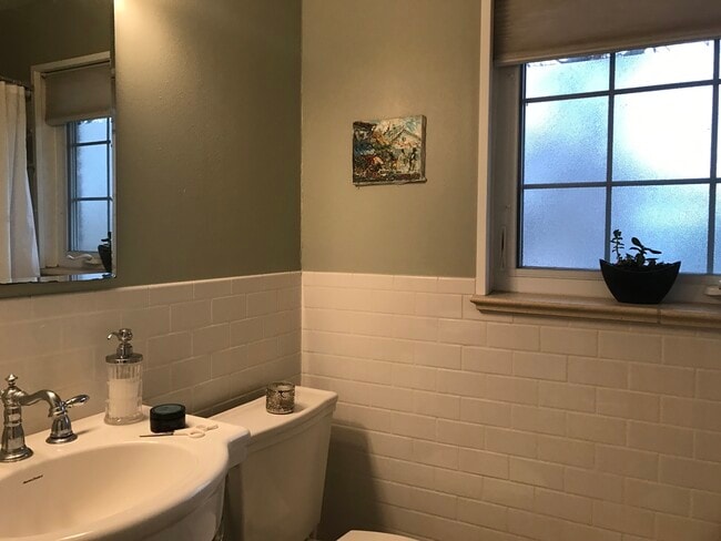 Building Photo - 583 Nile St