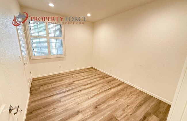 Building Photo - Updated 1,510 Sq Ft Belmont Condo Near Cal...