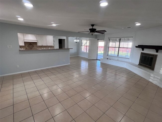 Building Photo - 818 Fairlawn Dr