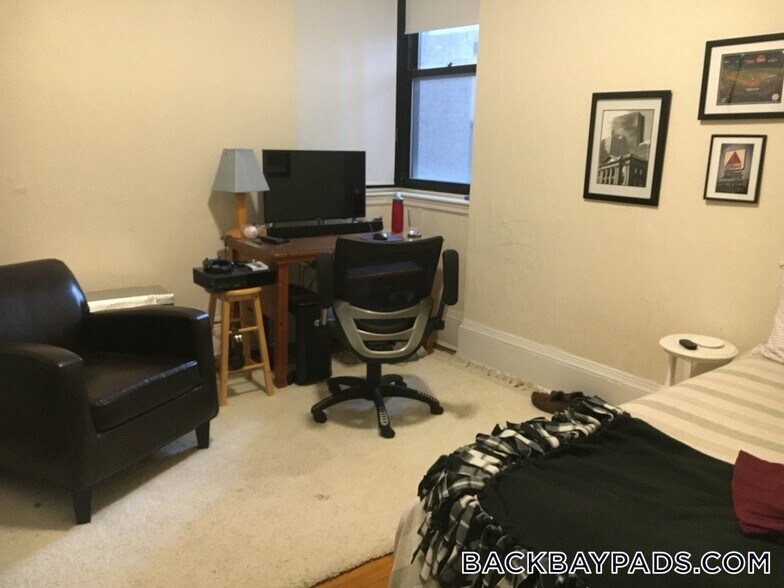 Building Photo - 504 Beacon St