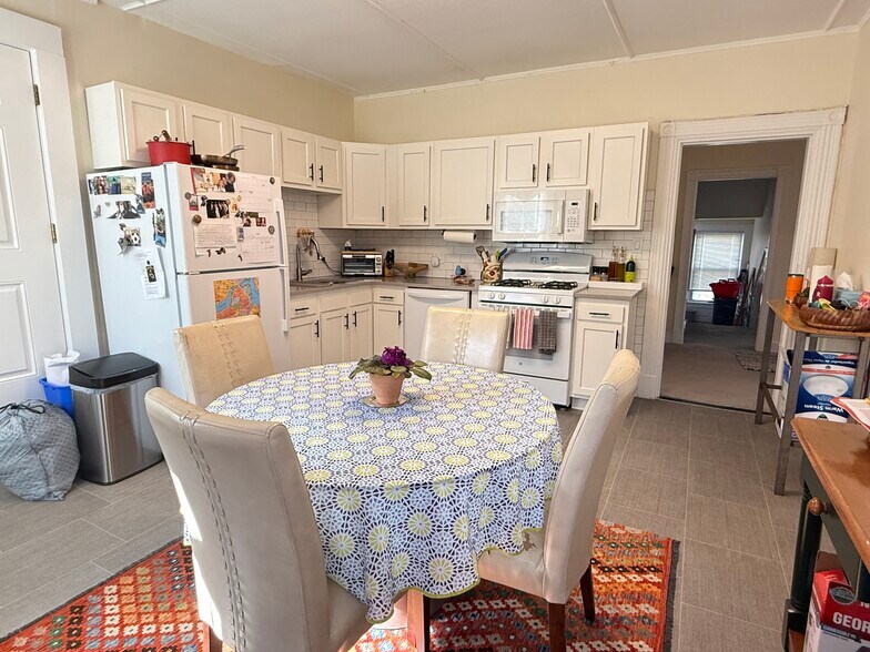 Building Photo - 162 Babcock St